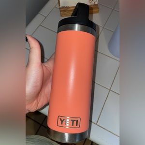 Yeti 18 oz rambler.